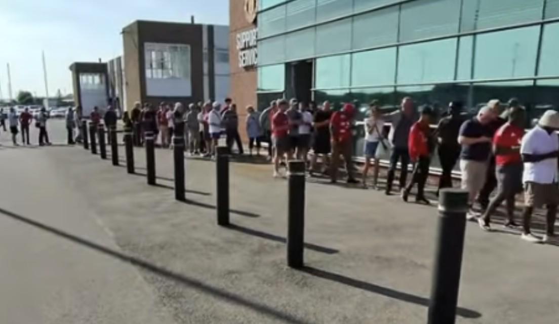 太阳报：几位印度球迷花费五千镑来看曼联比赛，却被拒之门外