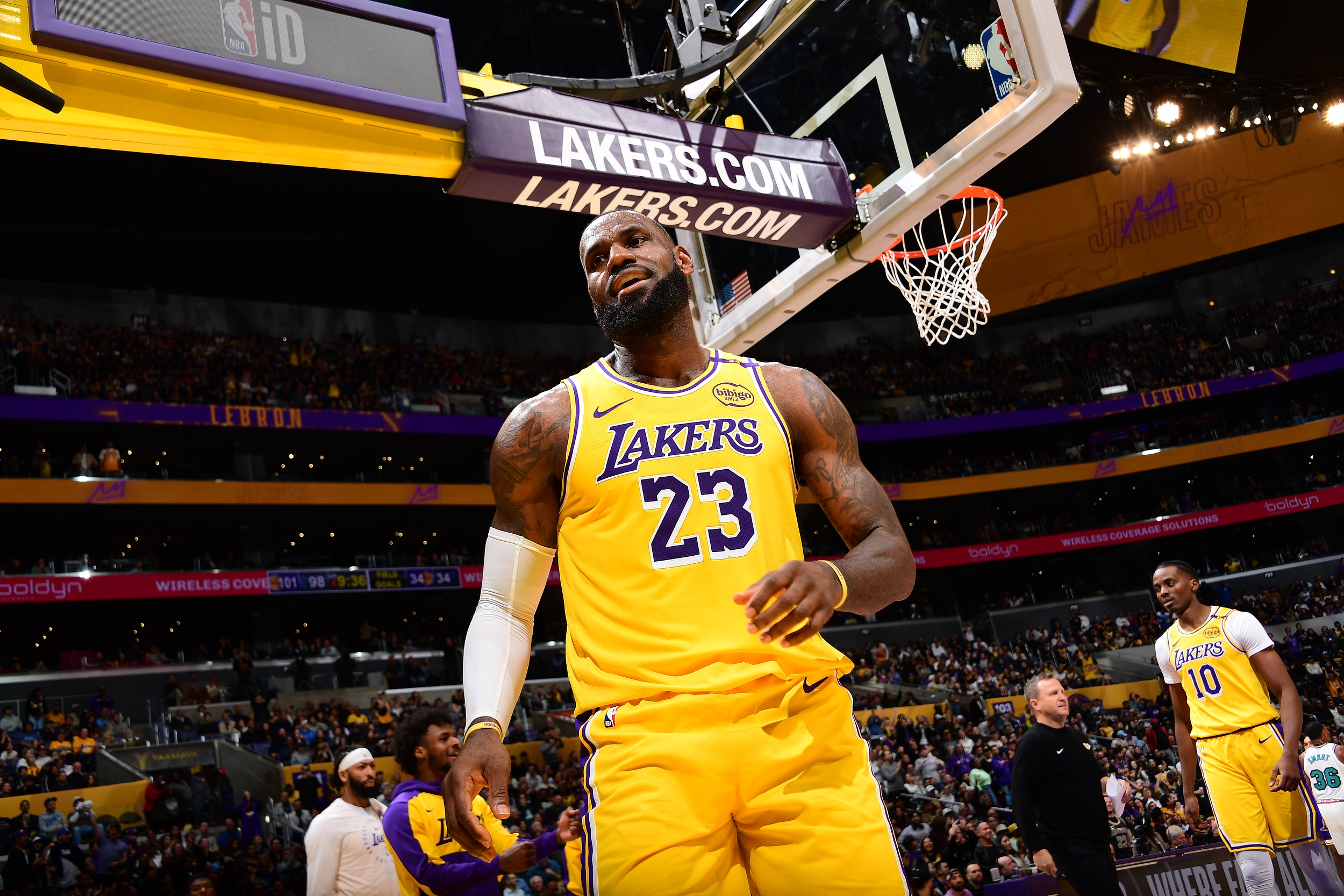 必发官网-美记：如果湖人不进一步补强阵容，詹姆斯可能会在训练营开始前强行要求离队