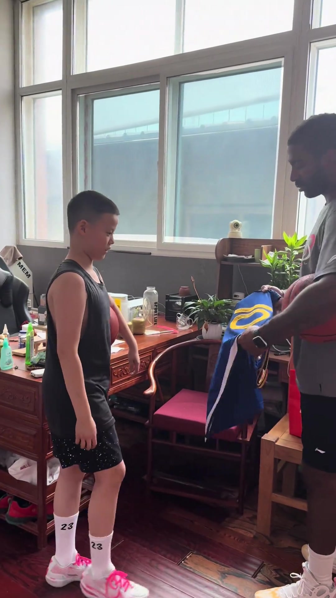 必发入口-OJ-梅奥随巴特勒访华 返沈阳为爱徒送上吉米签名战袍