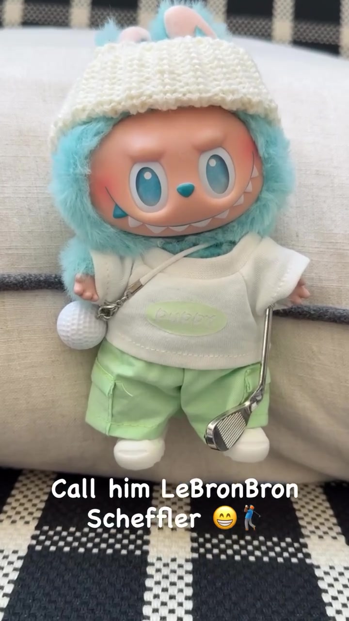 必发-詹姆斯展示个人Labubu收藏：命名为LeBronBron的潮玩新成员😁