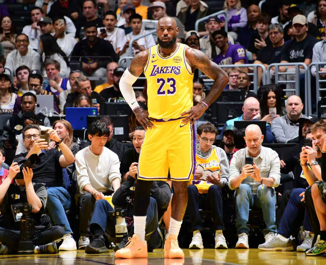 小里绝平+东契奇加时准绝杀！41岁詹皇甘当绿叶 倒地飞扑令人泪目